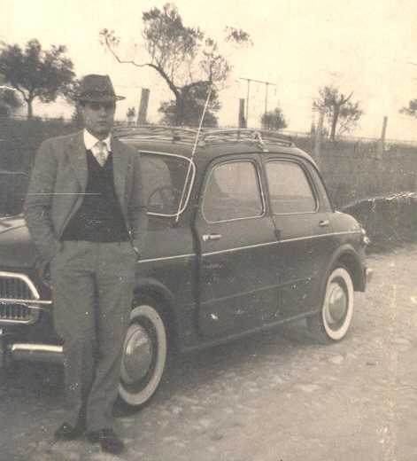 Clicca qui per ingrandire l'immagine di Bernardino Musilli Antonio con la sua automobile "Fiat 1000"