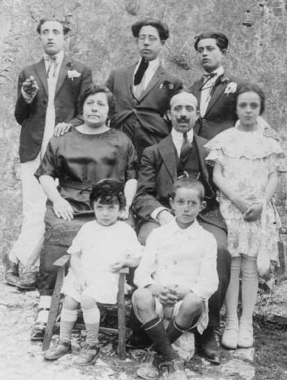 Al centro la famiglia Saverio Rebecchi e Pasqualina Damiano. In alto da  sinistra i figli Felice, Nicolino e Giovanni. A destra l'altra figlia Maria e, seduti, gli altri due figli Bice e Gino (Anni '20).