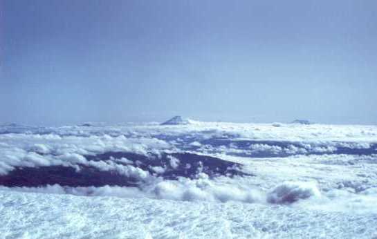 Ecuador: dalla vetta del Chimborazo a quota 6.300 metri circa: sullo sfondo fuori dalle nuvole si erge il vulcano Cotopaxi di 6.000 ca.