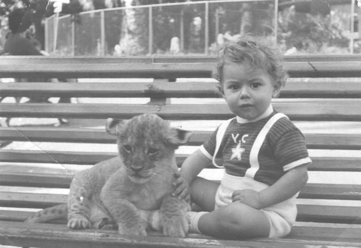 Pietro Musilli con cucciolo di leone - Zoo di Roma - 1964