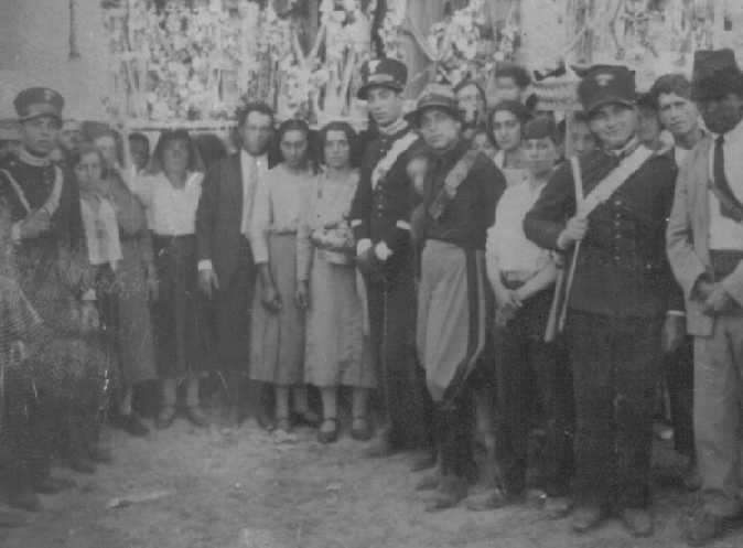 Clicca qui per ingrandire l'immagine di mio nonno, Sabatino Musilli, in divisa da carabiniere nel paese di Casalbuono, nell'immagine a destra.