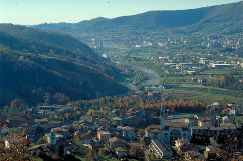 La frazione di Cornale di Pradalunga. Ben visibile il corso del fiume Serio.