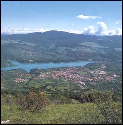 Panorama della Valle di Non con il lago di Santa Giustina e l'altopiano della  Predaia