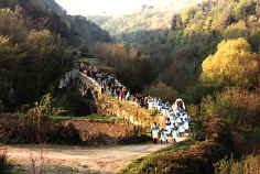 La processione attraversa il Ponte Etrusco