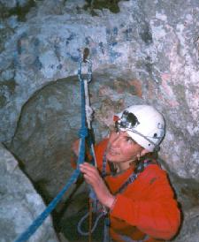 Discesa di una corsista nel pozzo iniziale della grotta di Eliches Artos (Oliena, NU)