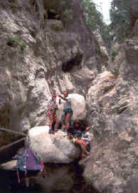 Canyoning in Sardegna: trasporto zaini al rio Flumineddu.