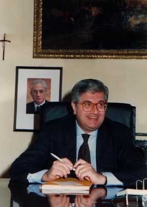 1) Il prefetto Raffaele Lauro nello studio al Viminale di Capo di Gabinetto del Ministero dell'Interno