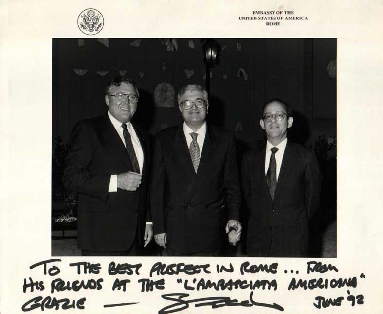 4) Il prefetto Lauro ( al centro ) con l'Ambasciarore U.S.A. a Roma Secchia ( a sinistra 