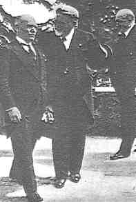 Il Duce, accompagnato da Giovanni Gentile, vista nel novembre 1931 la villa Sciarra-Wurts sul Gianicolo, sede dell' Istituto Italiano degli studi germanici. 
