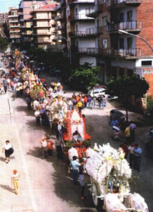 La processione dei carri per Viale Giulio Cesare