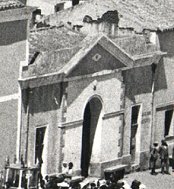Il Monte Granatico. Particolare della foto degli anni '30 di Piazza Repubblica della pagina "Centro Storico". In basso a sinistra si pu notare il cocchio di S. Efisio.