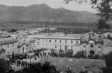 Una foto, scattata negli anni '30, della Piazza Repubblica durante l'arrivo della processione di S. Efisio.