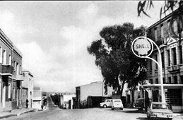 In questa foto degli anni '60, Via Cagliari in direzione per Cagliari, fotografata da Piazza Sa Ruxi.