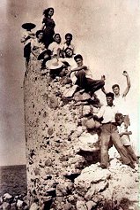 Foto scattata alla fine degli anni '50. Un'intera famiglia sopra il rudere della torre Antigori. Il giorno dopo che questa foto fu scattata, la torre croll definitivamente!