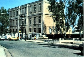 Piazza Sa Ruxi negli anni '70. L'edificio che si vede  l'ex scuola elementare Luigi Siotto, oggi adibita a biblioteca.