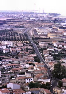 Panoramica di una parte del paese. La grande via che si vede  Via Cagliari. Sullo sofondo, le industrie. Foto degli anni '90.