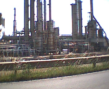 Un impianto della Polimeri Europa visto dalla S.S. 195