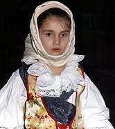 Bambina vestita col costume femminile sarrochese.