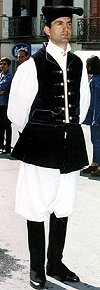 Sarrochese vestito col costume tradizionale di Sarroch, durante la sfilata di S. Efisio per le strade di Cagliari.