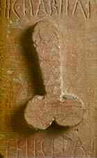 Bassorilievo in travertino con fallo portafortuna e la scritta "Hic habitat felicitas", da Pompei, I secolo d.C. (Napoli, Museo Archeologico)