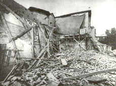 Il refettorio di S. Maria delle Grazie distrutto dal bombardamento del 1943: la parete in piedi, sul fondo,  quella del "Cenacolo"