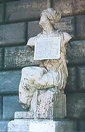 La statua di Pasquino con appeso al collo un cartello con scritti satirici