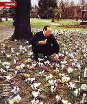da "Una storia italiana": Silvio Berlusconi tra i fiori