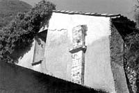 Colonna nel muro est della chiesa - Foto tratta dal libro "Sgurgola nel Medioevo" di Gerum Graziani