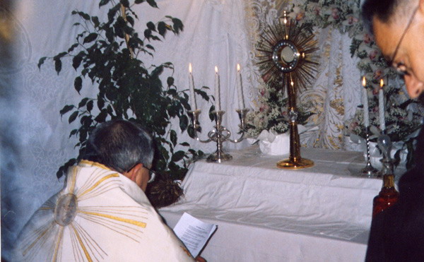 Altarino allestito per la processione del Corpus Domini
