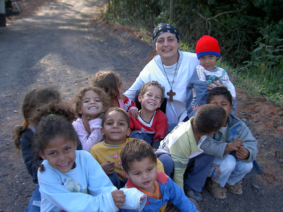 Maria Paola con i bambini di strada di San Paolo