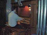 L'organo e l'organista di spalle con gli specchi