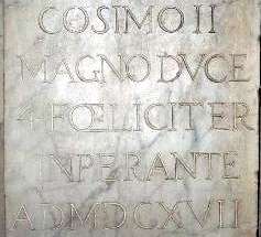 La scritta di dedica a Cosimo II