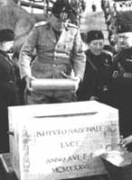 Mussolini posa la prima pietra per la costruzione della nuova sede dell'Istituto Luce