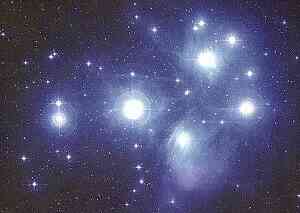 Ammasso aperto - M45 Le Pleaidi. La nebulosit che avvolge le stelle  la stessa da cui hanno avuto origine e dimostra la loro giovane et