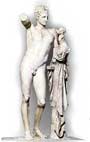 Hermes che regge in braccio il piccolo Dioniso. Scultura greca del IV secolo a.C., attribuita a Prassitele. Museo di Olimpia.