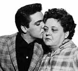 Elvis mentre bacia la madre Gladys