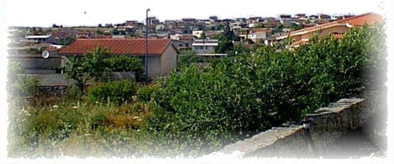 panoramica del centro abitato di MANDAS visto dal piazzale della parrocchia