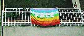 Una bandiera per la pace su un balcone del Quartiere del Sole 