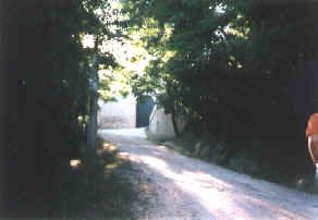 Strada di arrivo verso la chiesa di Santa Chiara