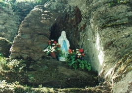 La statua della Beata Vergine di Lourdes nella nicchia naturale di un costone roccioso in localit "s'arangiu aresti".
