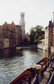 La Halletoren vista da un canale