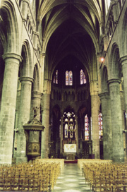 L'interno in pietra della chiesa