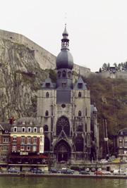 L'austera chiesa Notre Dame a Dinant