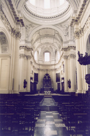 L'interno luminoso della cattedrale