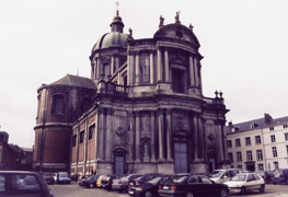 La cattedrale Saint Aubain vista dall'esterno