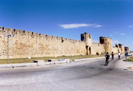 Le alte mura che difendono dal forte vento di Mistral