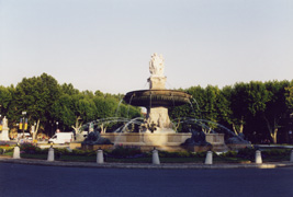 'La Rotonde', la fontana pi grande di Aix-en-Provence, all'inizio del Cours Mirabeau