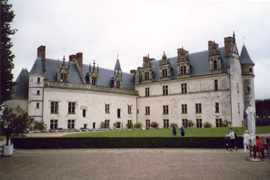 Il castello di Amboise, arroccato su un colle nel centro citt