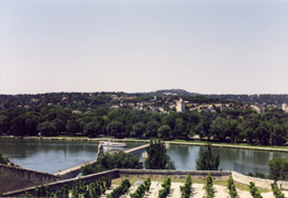 Vista dalla piazza di fronte alla Residenza dei Papi sul Pont Valentr