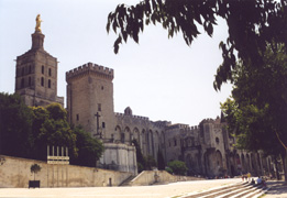 L'imponente Residenza dei Papi di Avignone, nel cuore della citt